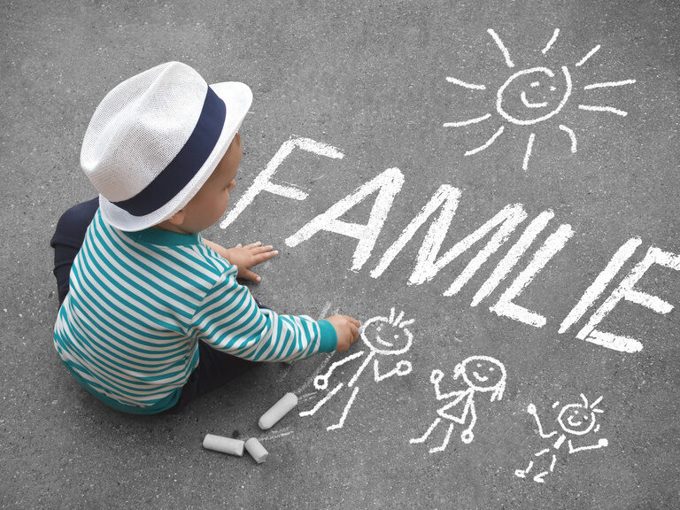 Junge mal an einer Kreidezeichnung auf der Straße.