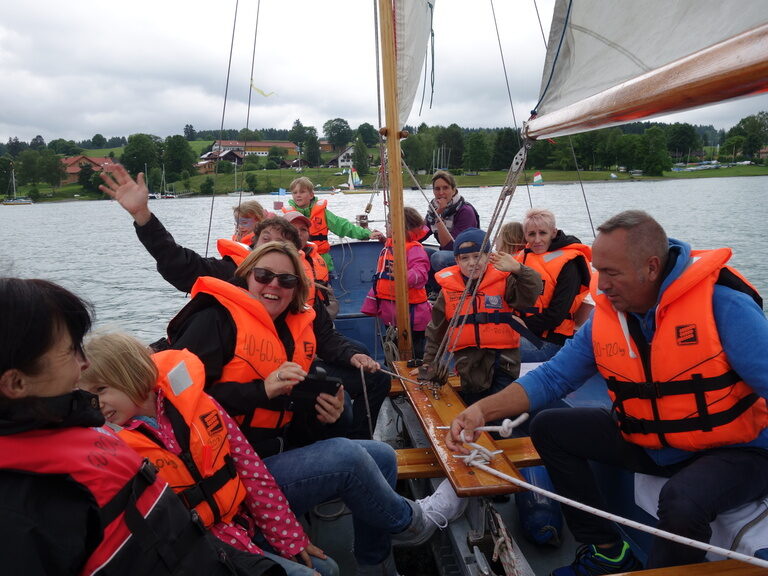 Eine Gruppe segelt gemeinsam auf einem Boot